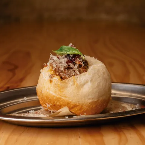 Montanarina alla Genovese con ragú napolitano de ternera y cebolla cocinado durante 8 horas