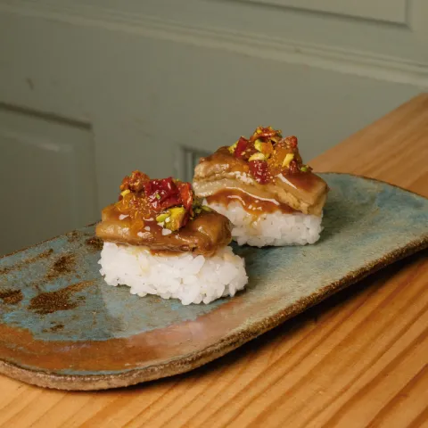 Niguiri de arroz de Sa Pobla, berenjena glaseada con reducción de garbanzos y crujiente de pistachos, albaricoque y lima (2 uds.)