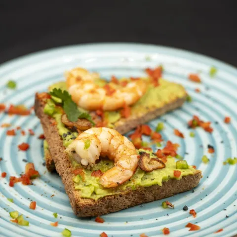 Tosta de pan de hogaza con guacamole casero y langostinos salteados con ajo