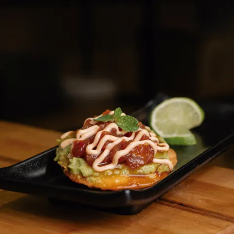Taco crujiente de atún rojo con mayonesa japonesa