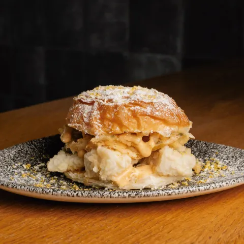 Miniensaïmada de gall de Sant Pere fregit, tàrtara de xipotle i ceba cruixent