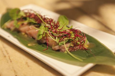 Sashimi de bonito curado con hoja de shiso, berros y ponzu de maracuyá