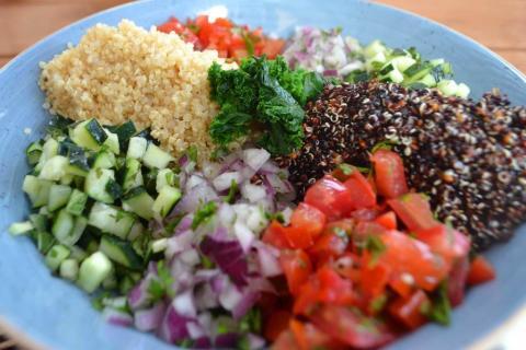 Tabulé de quinoa ‘Black and White’ con verduras en crudité