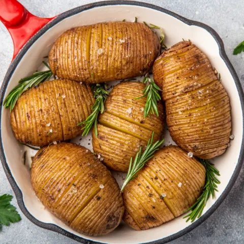 Patatas hasselback con ajo y mantequilla