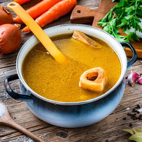Caldo de huesos casero