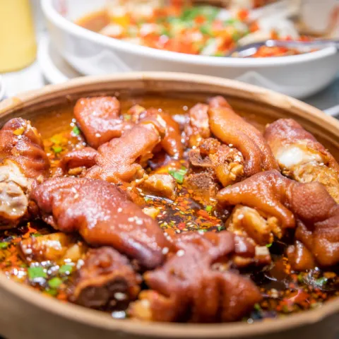 Manitas o pies de cerdo en salsa