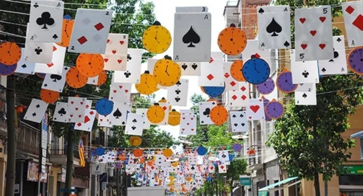 El barri barceloní de Sants es guarneix de festa