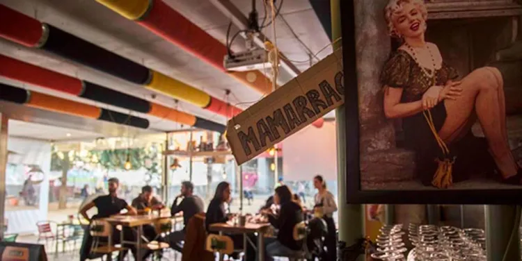 Practica el ‘afterwork’ a La Monroe, el bar de moda dels dijous