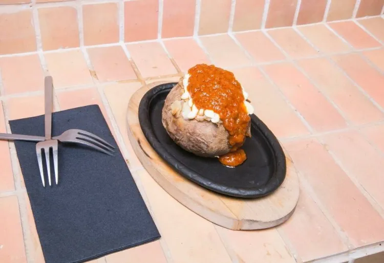 Patata al caliu amb salsa brava