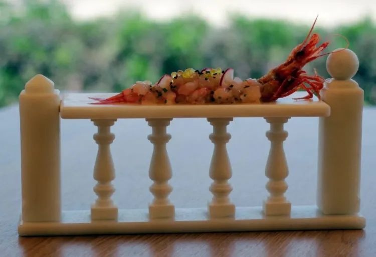 Garruchera en el malecón (tartar de gamba vermella)