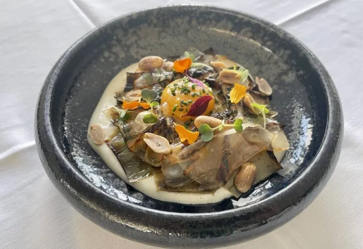 Carxofa confitada, praliné salat de cacauet, vel de papada i cremós de patata