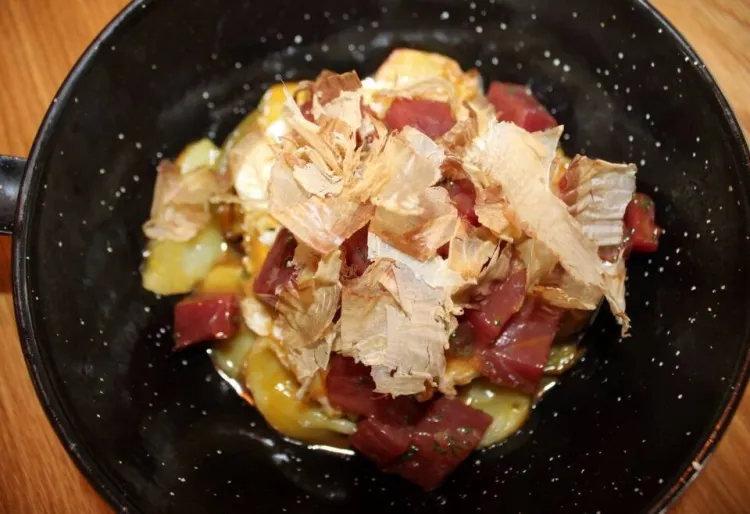 Ous trencats amb tàrtar de tonyina