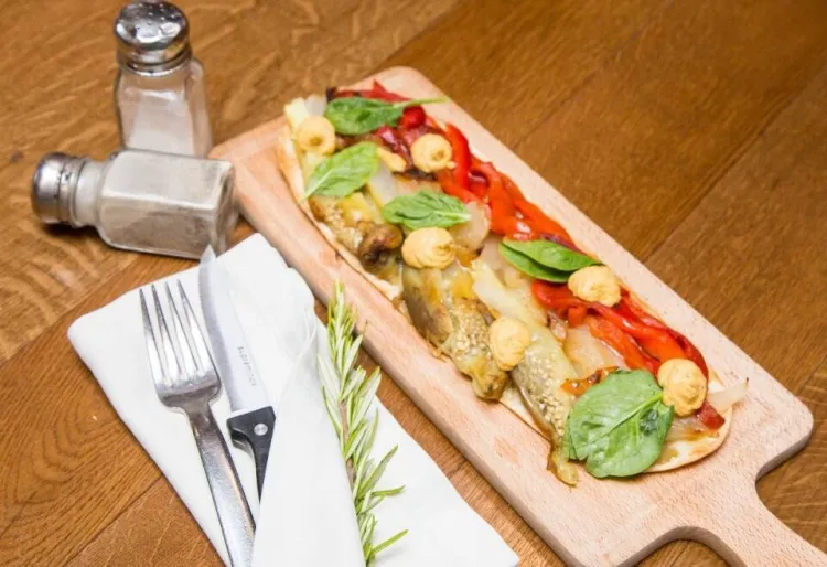 Coca de recapte d’escalivada i hummus de cigrons 