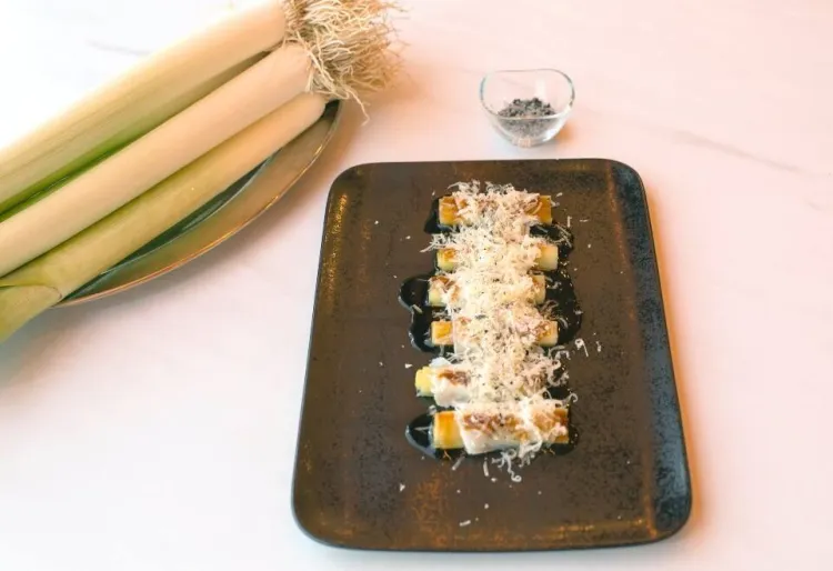 Porros al Josper amb vel de cansalada i formatge fumat