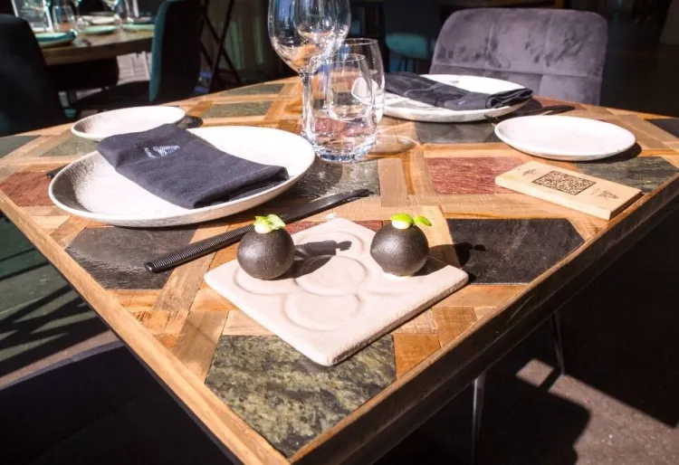 Bunyol negre de pop a la cartagenera amb allioli cítric