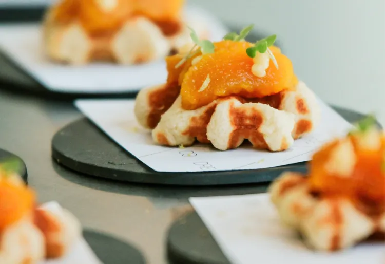 Tapa de semisalazón sobre gofre de almendra y mahonesa de limón de Drexco Trapería
