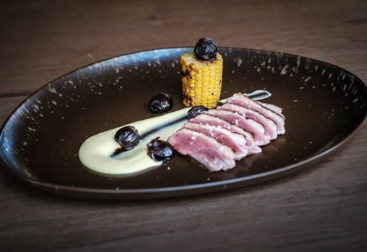 Magret d'ànec amb salsa de blat de moro i cebetes al vi