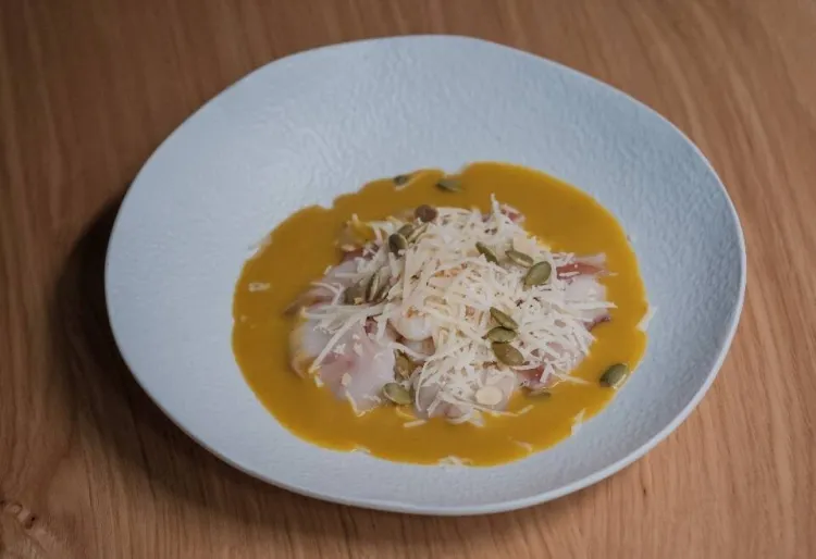 'Calçots' braseados con panceta de bellota, gamba blanca y crema de calabaza 