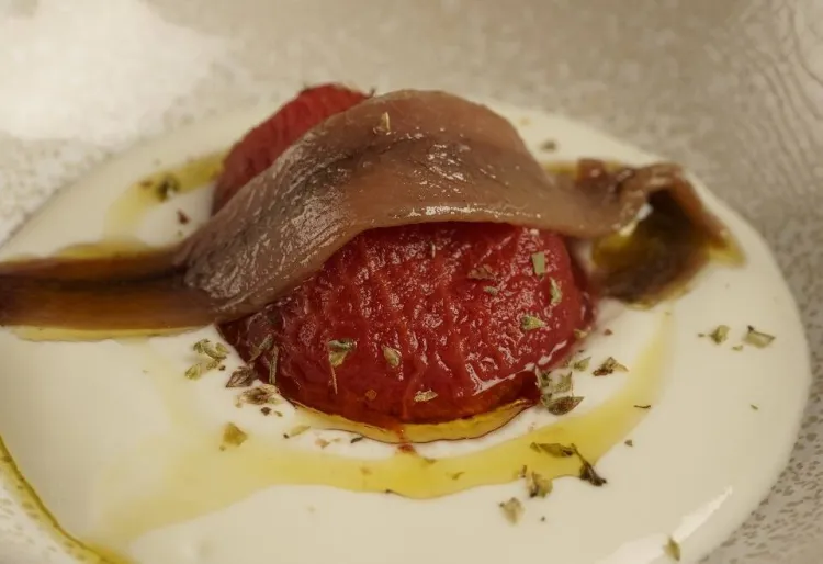 Tomate asado con anchoa y crema de queso ahumado