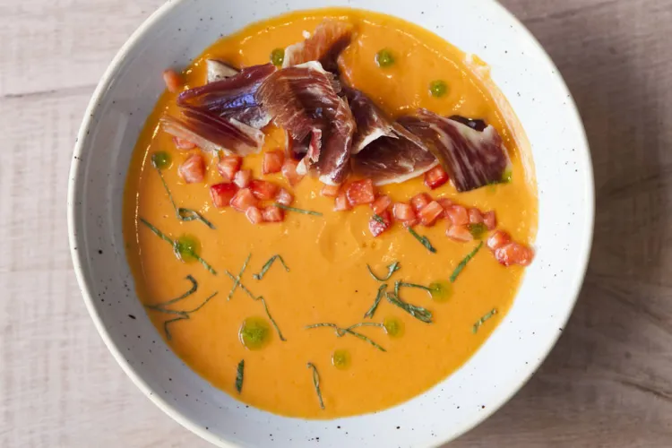Salmorejo amb pernil de gla i maduixes
