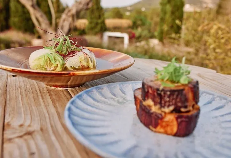 Rotllos de porc negre eivissenc escalfats en fons de carn