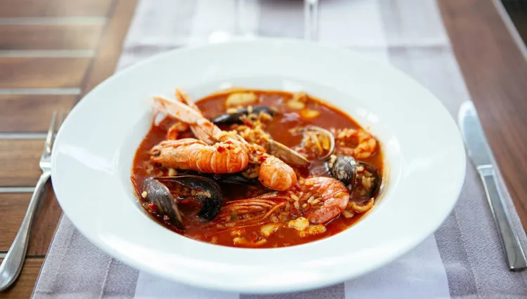 Arròs caldós amb marisc i fumet de peix