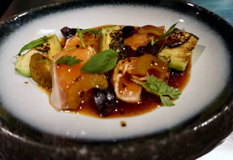 Tataki de salmó amb alvocat a la brasa