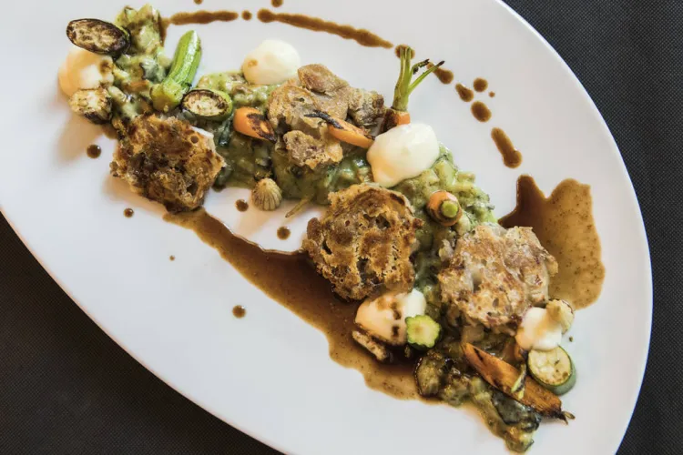 Premsat de peu de porc cruixent amb sardina fumada i verdures