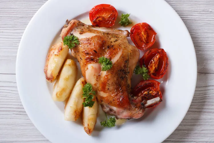 Conill rostit amb patates i amanida de brots tendres