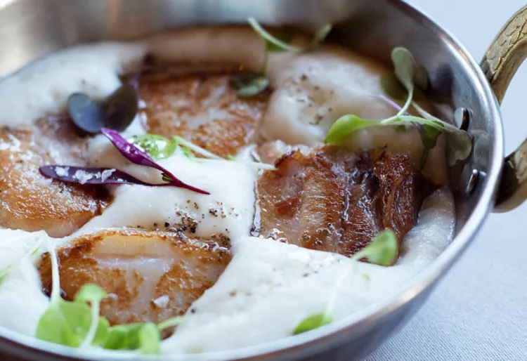 Espuma de patata con panceta confitada y vieiras