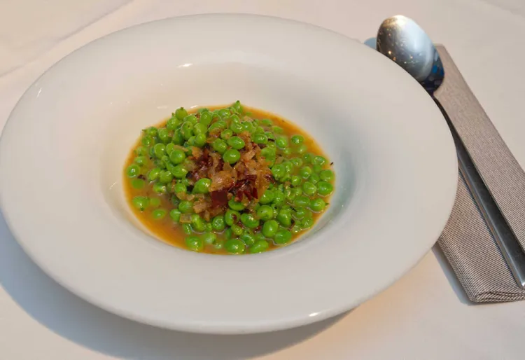 Pèsols de llàgrima del Maresme ofegats amb brou, ceba i pernil