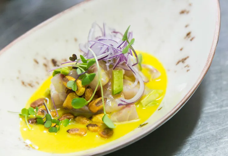 Ceviche de corvina con ají amarillo, aguacate y kikos 