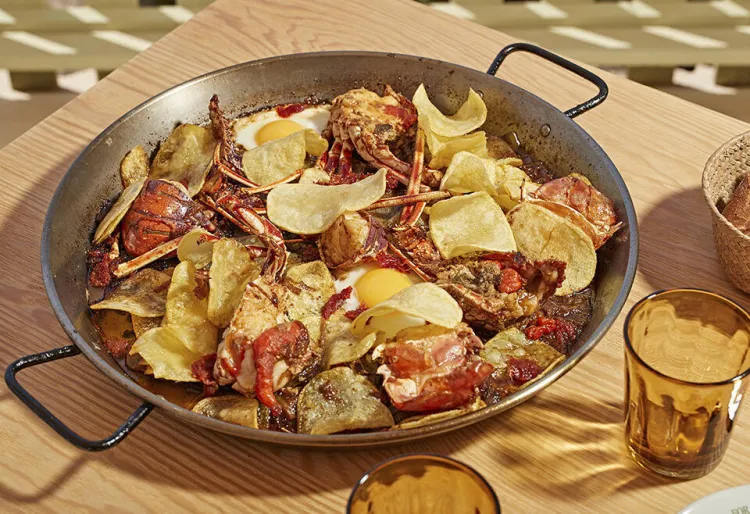 Fregit de llagosta de Formentera amb patates pebrera i ou fregit