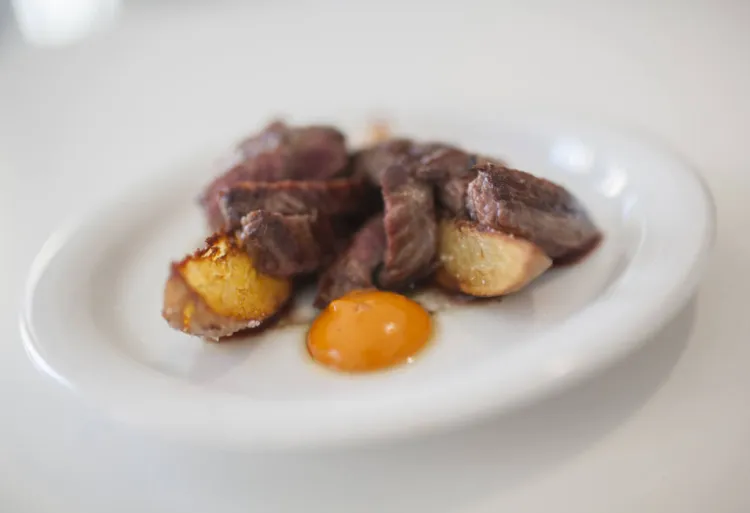 Entraña de ternera con crema de almendra y piquillo y chimichurri