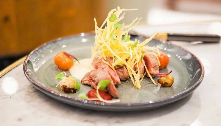 Ploma ibèrica amb crema de patata i cebetes