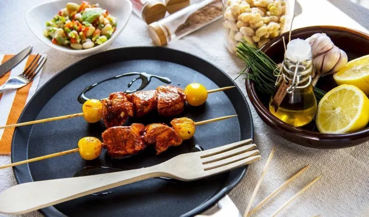 Com fer broquetes de pollastre adobat i pochas en amanida