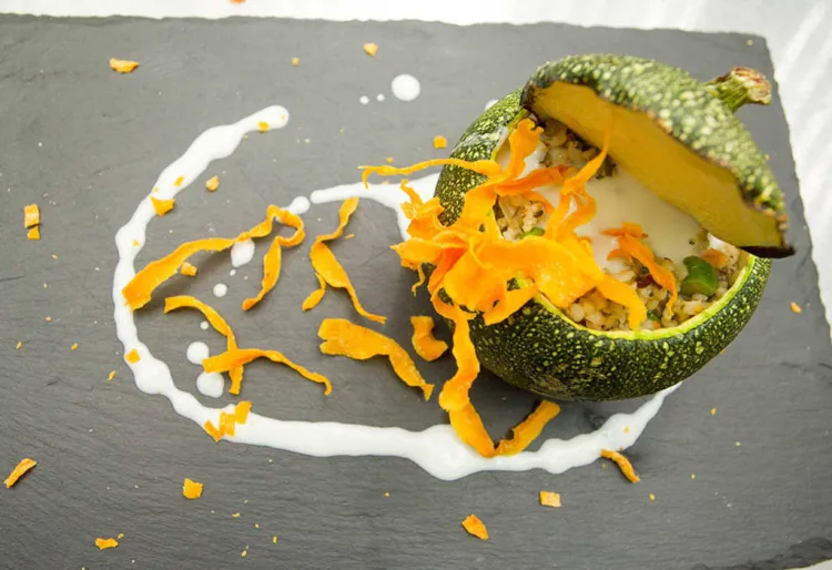 Carabassó al forn farcit de bulgur, espàrrecs i alga dulse