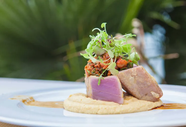 Atún en tempura con hummus y tartar de tomate seco