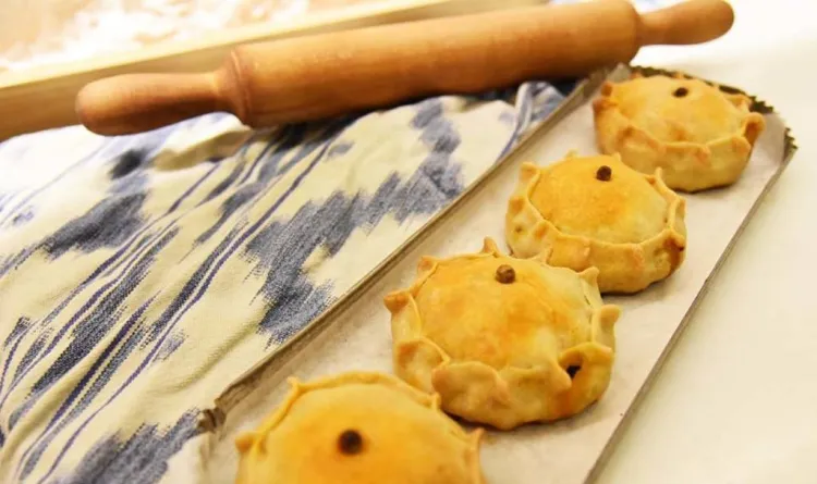 Panades mallorquines farcides de carn de porc, pèsols i sobrassada