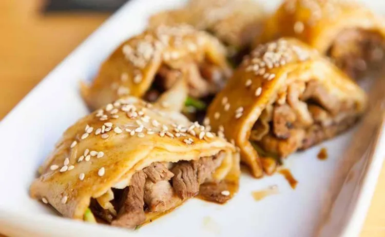 Clandestino de Pedrito, deliciós roll de filloa amb un toc oriental