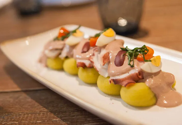 Causa de pulpo al olivo, Perú al Mediterrani