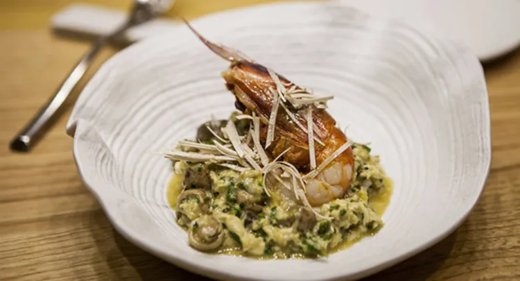 Saltat de moixernons amb espàrrecs de bosc i alls tendres