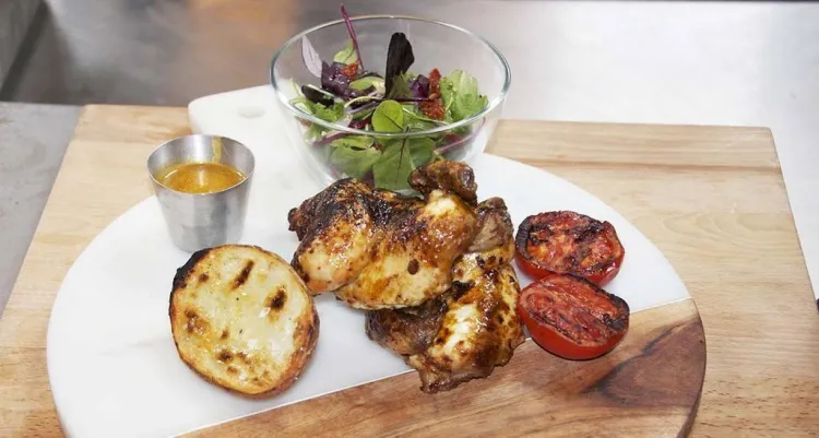 Picantó rostit en rotisserie amb patata i tomàquet a la graella