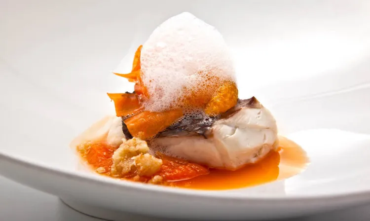 Lubina al vapor con calabaza, zanahoria y crumble de cruasán