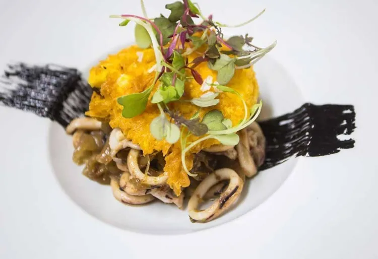 Huevo a la romana con calamares y cebolla