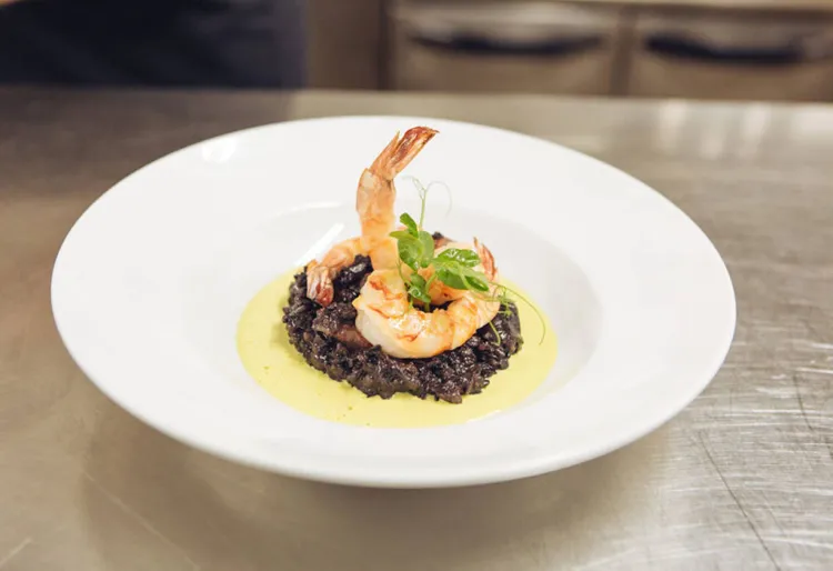 Riso Venere amb gambes i laksa de marisc