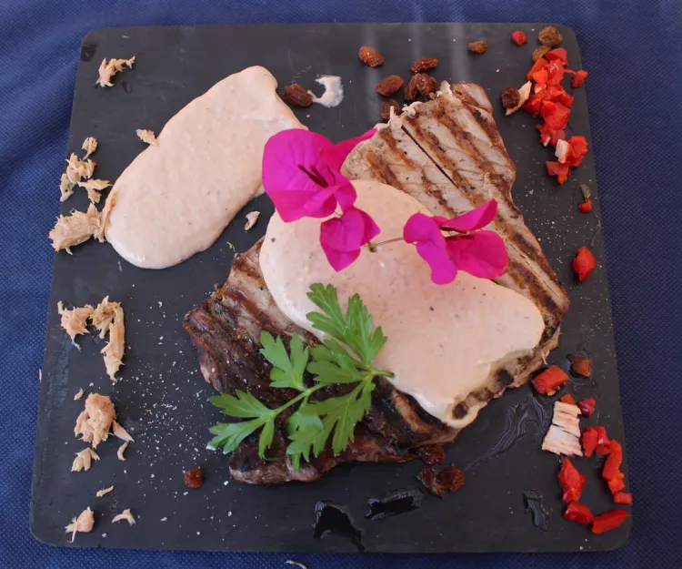 Atún a la brasa en salsa juliavita