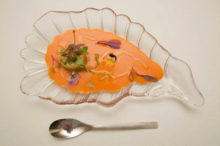 Gaspatxo de síndria amb tartar de gambes 