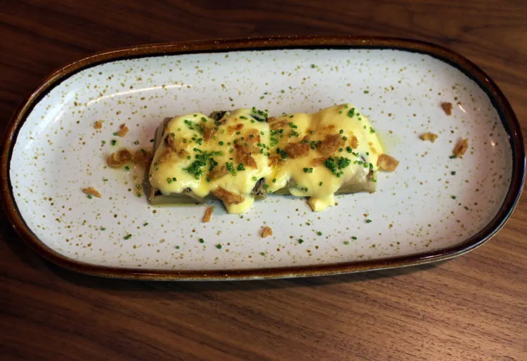 Porro a la brasa amb salsa holandesa i ceba cruixent