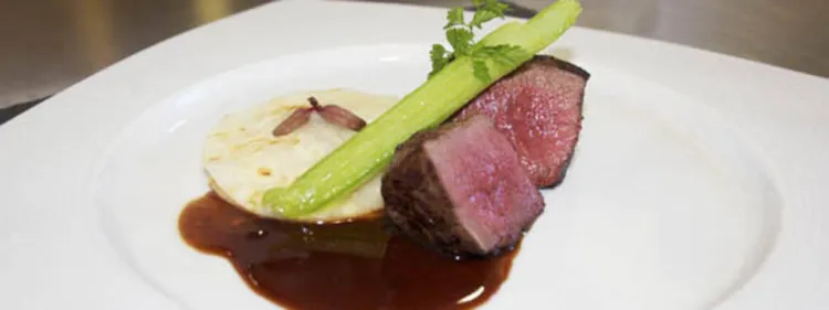 Llom de cérvol rostit amb api i salsa de caça